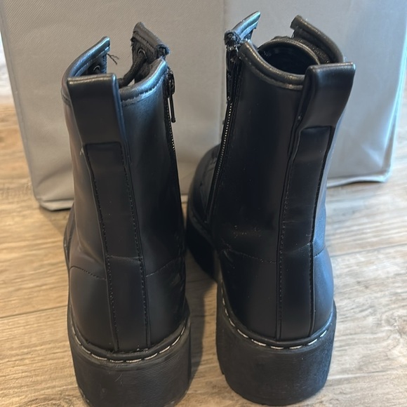 Steve Madden Black Lace-Up Ankle Boots Size 6 - Picture 4 of 7